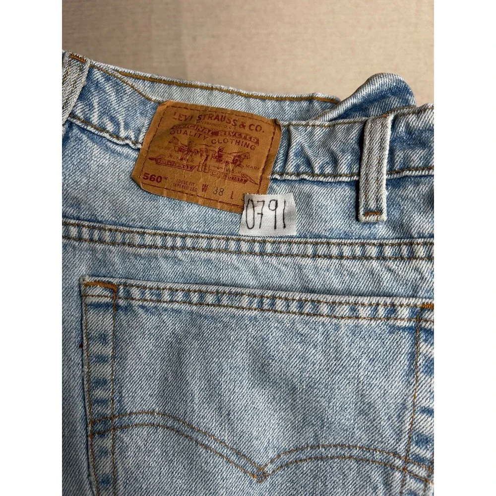 Vintage Levi's 560 Jeans Men's 38x30 Loose Fit Tapered Leg Light Wash USA